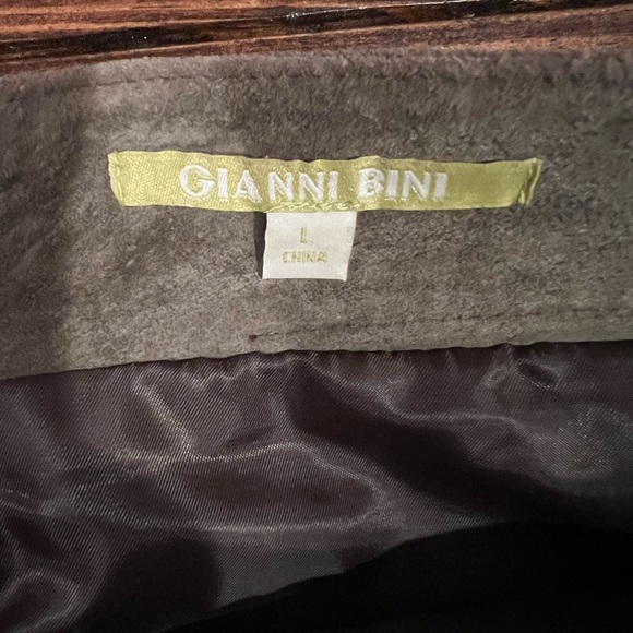 Gianni Bini Olive green Button-Front Suede Skirt, size large. EUC, zipper back. - Picture 4 of 6